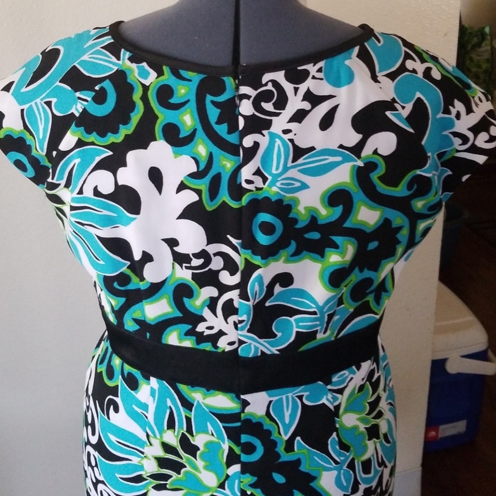 Dress. - Picture 3 of 4